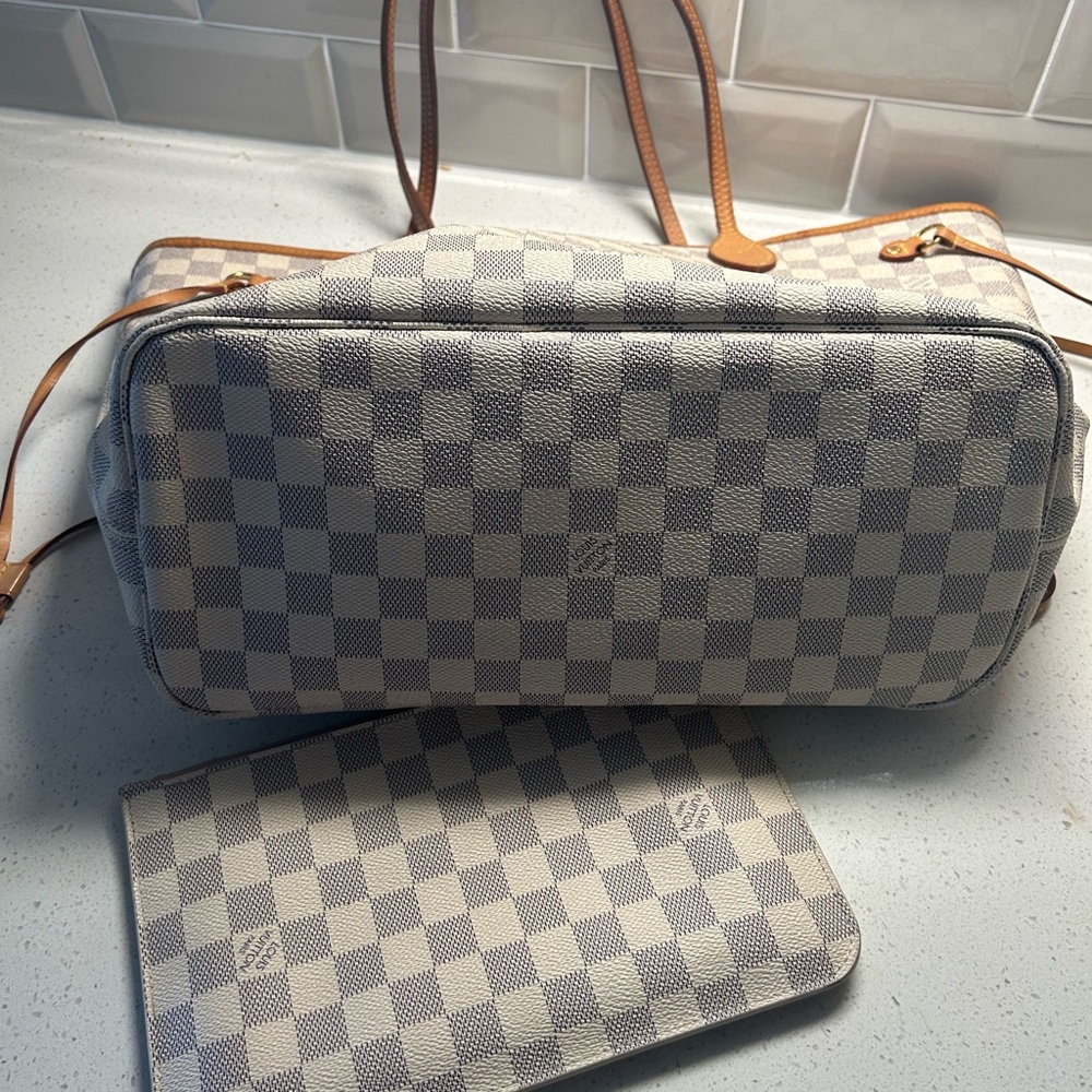 Authentic Louis Vuitton neverfull mm and wristlet - Picture 10 of 14